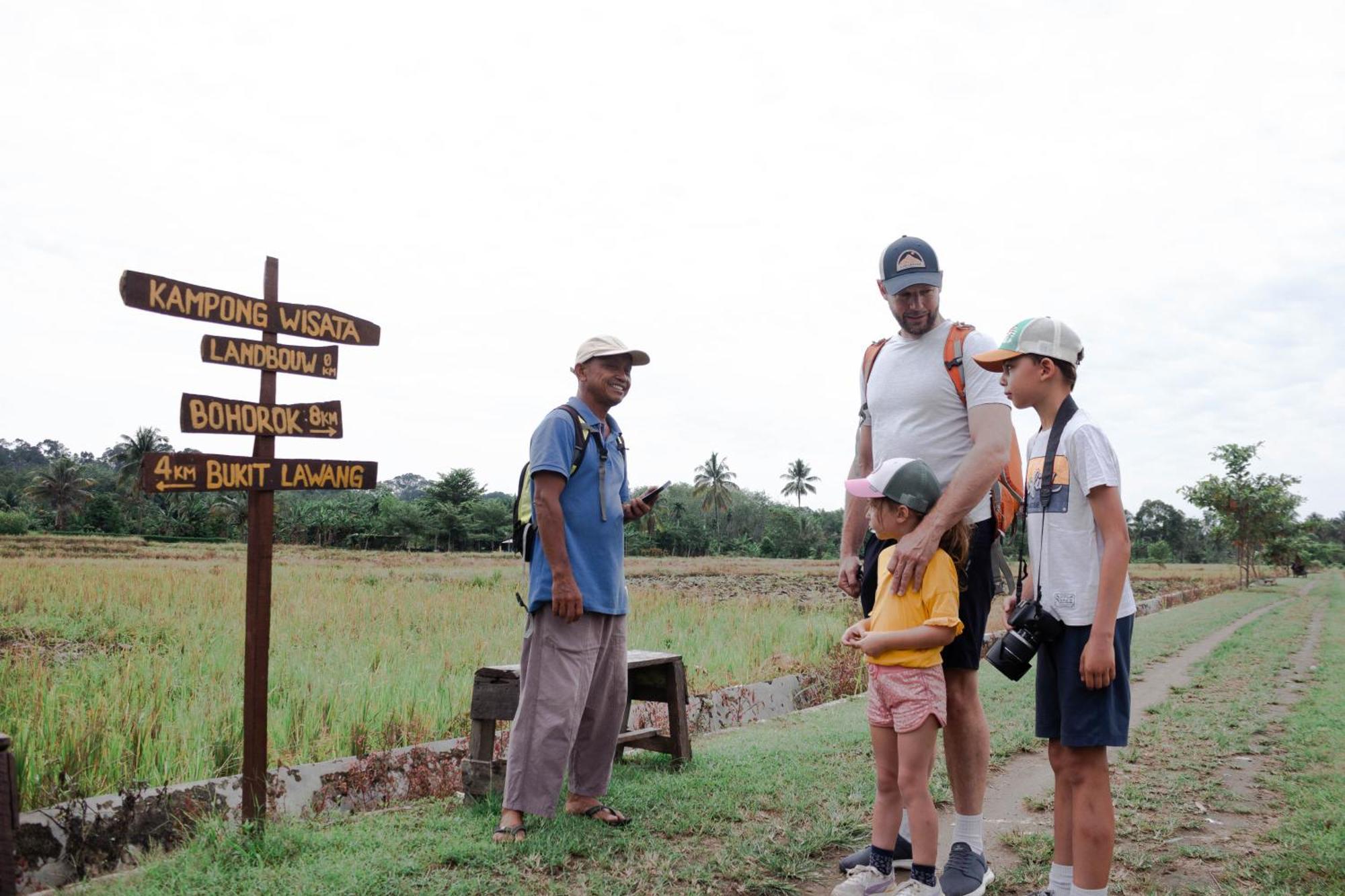 Ambow Homestay Jungle Trekking & Village Tour Букіт-Лаванґ Екстер'єр фото
